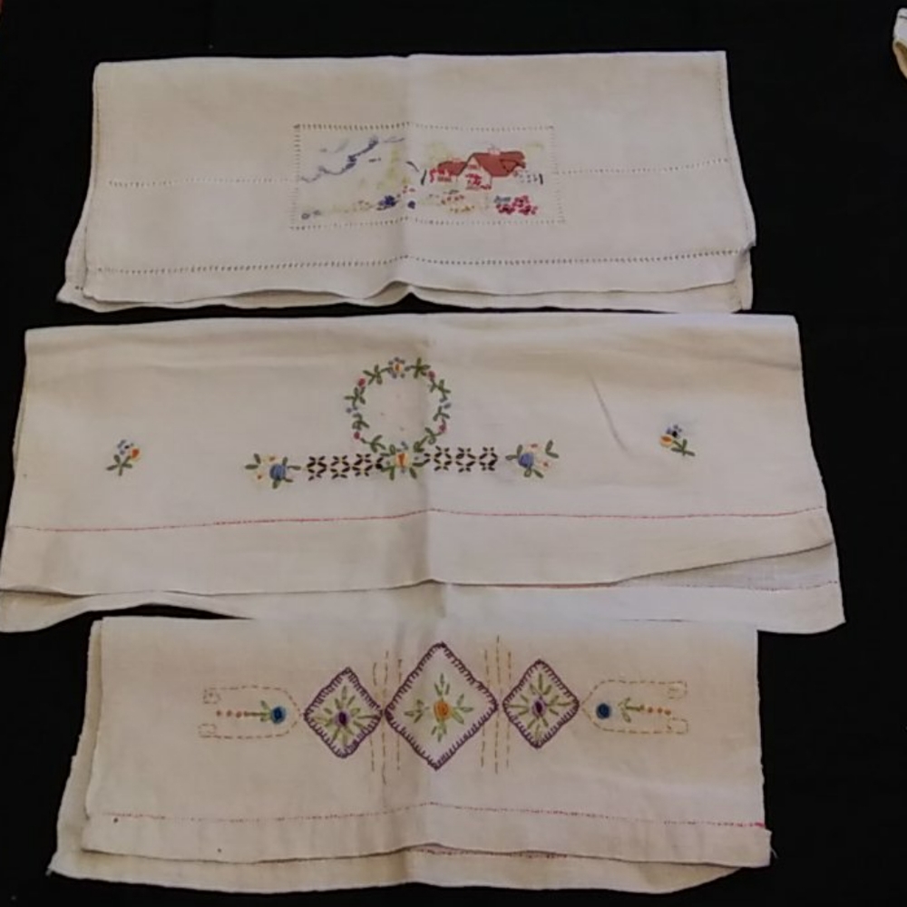 3 Vintage. Embroidered hand towels